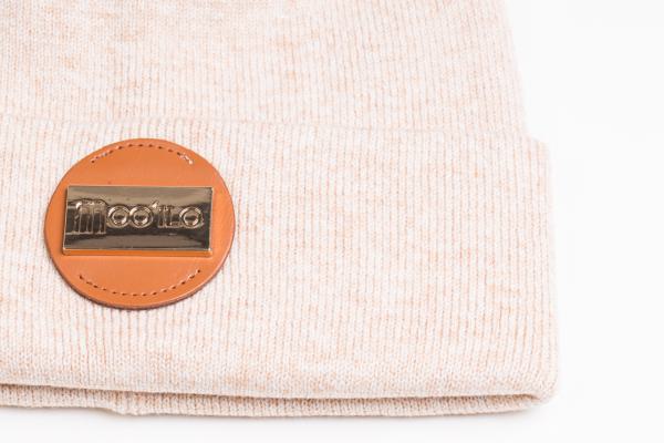 Beige Mütze mit Bommel